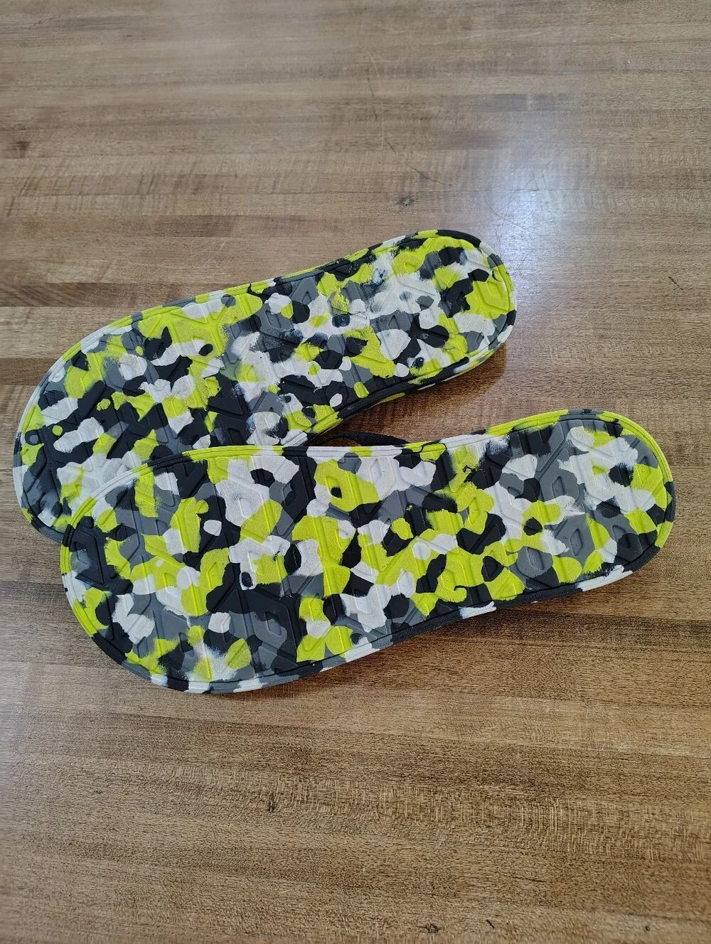 REI CO-OP Camo Yellow & Black Flip Flop Sandals Size M-9-W-10